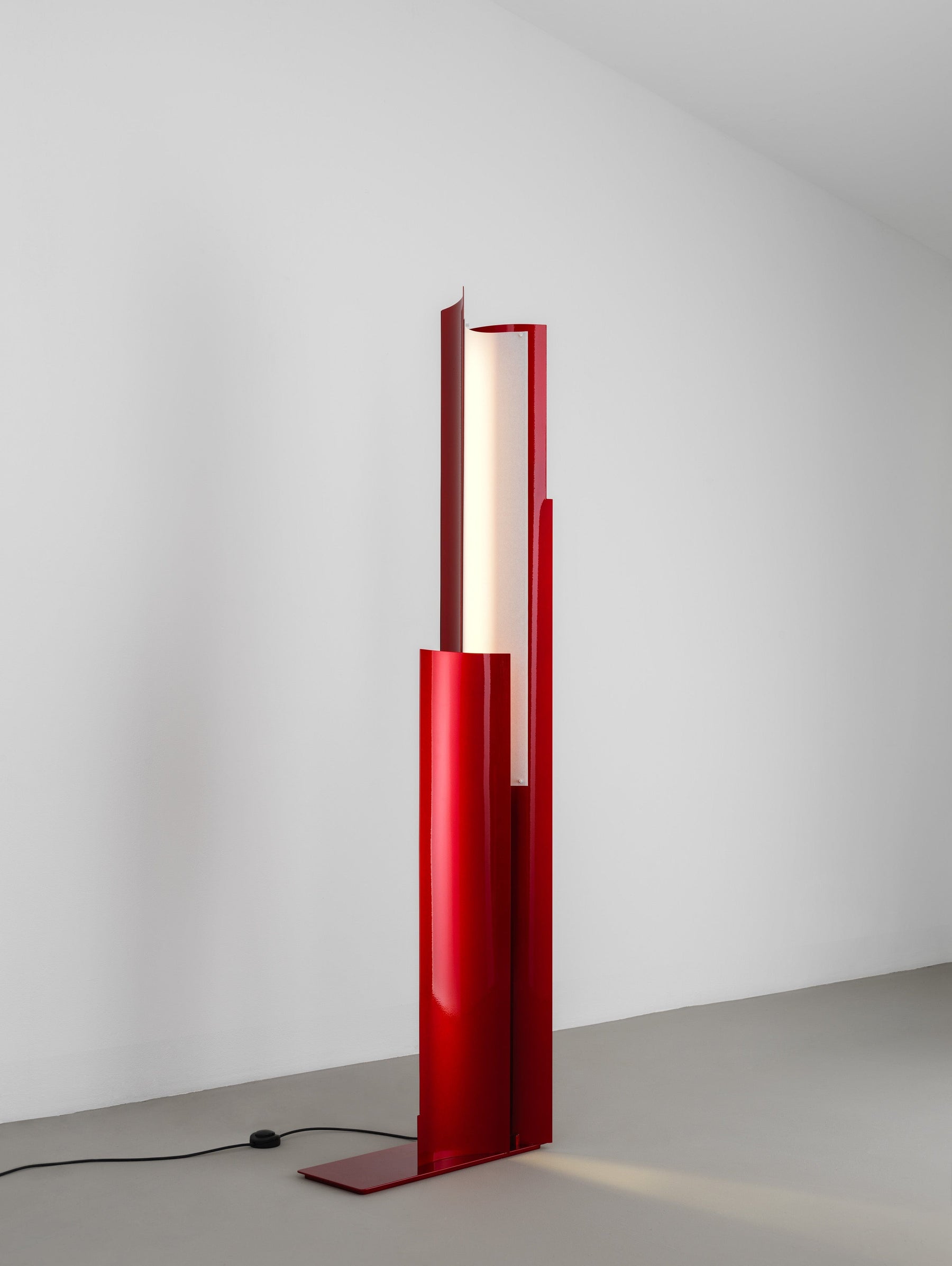 lampadaire en métal rouge, formafantasma et maison matisse